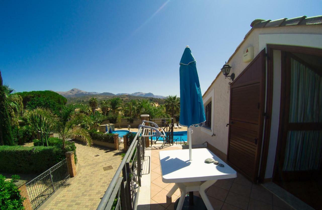 Mansarda Con Vista Piscina Villa Campofelice Di Roccella Bagian luar foto