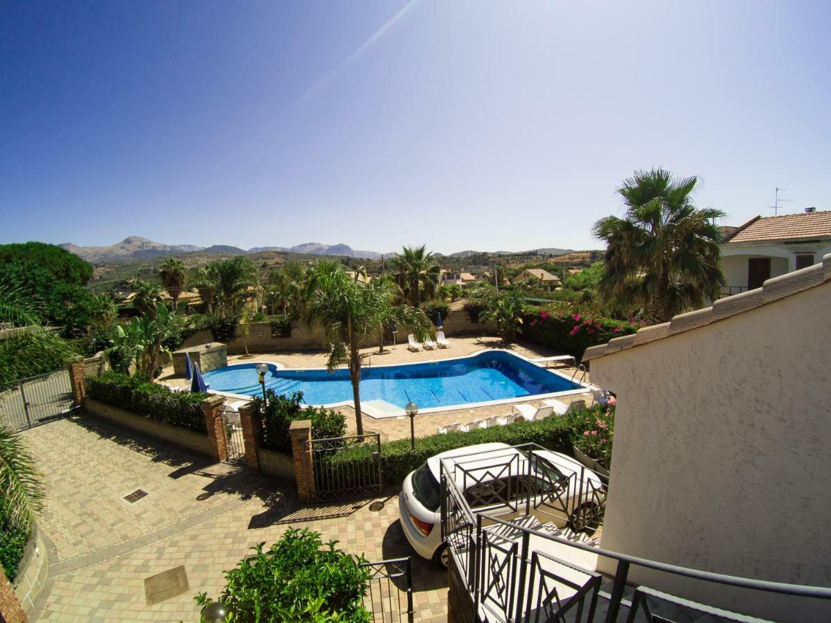 Mansarda Con Vista Piscina Villa Campofelice Di Roccella Bagian luar foto