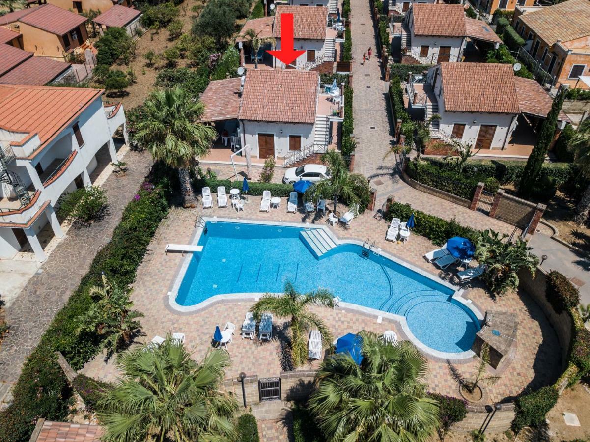 Mansarda Con Vista Piscina Villa Campofelice Di Roccella Bagian luar foto